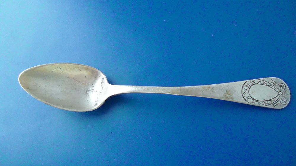 6 colheres de chá em alpaca e outra em prata antiga
