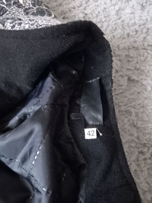 Czarny płaszcz z koronką