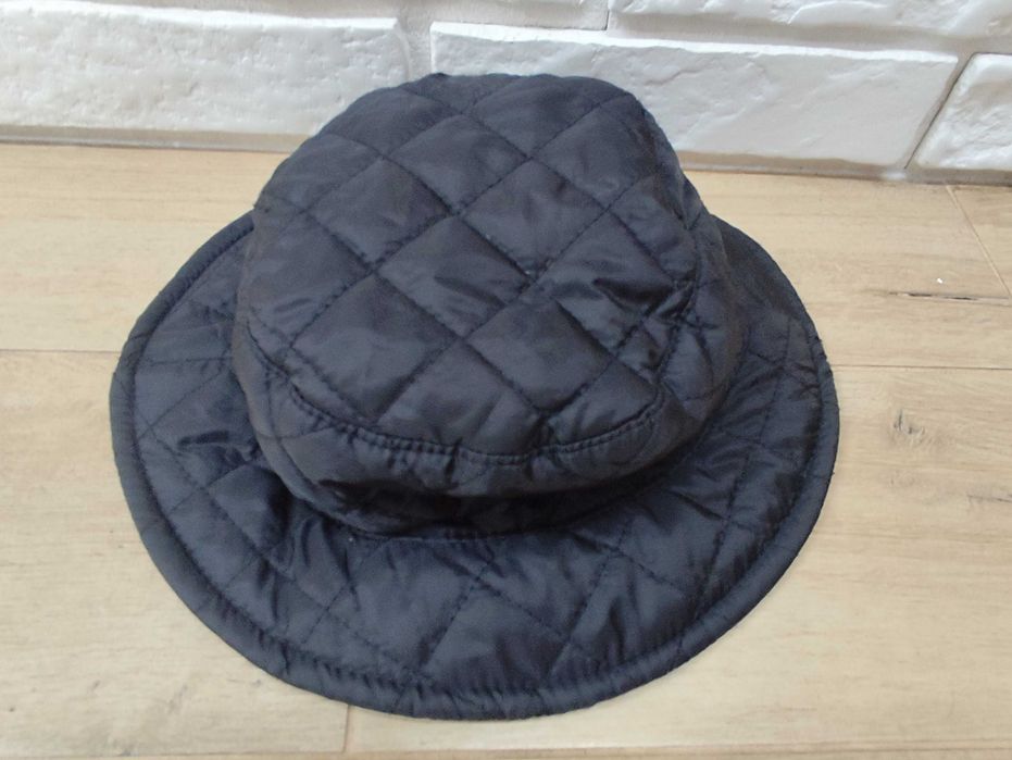 Czarny ortalionowy, pikowany damski kapelusik/56 cm