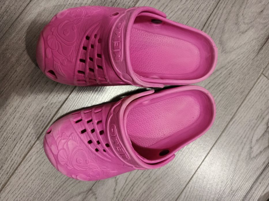 Віддам безкоштовно дитяче взуття