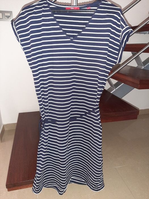 Vestido verão,  pelo joelho, manga descaida.