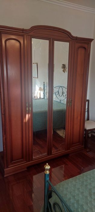 Mobilia de quarto completa em madeira de Nogueira