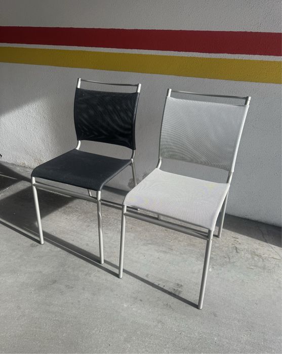 Cadeiras pretas e cinza