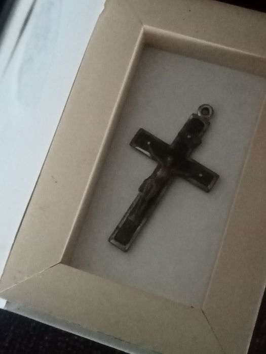 Bela caixa,tipo livro,com motivo ( Cristo) em prata
