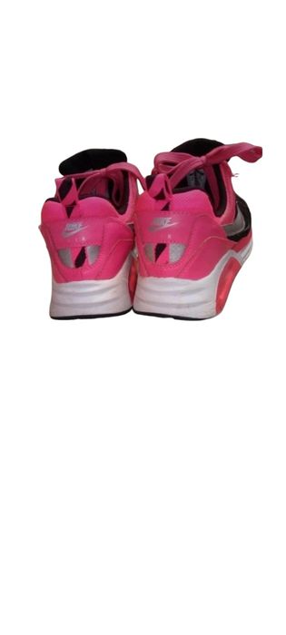 Ténis preto e rosa da Nike Air Max