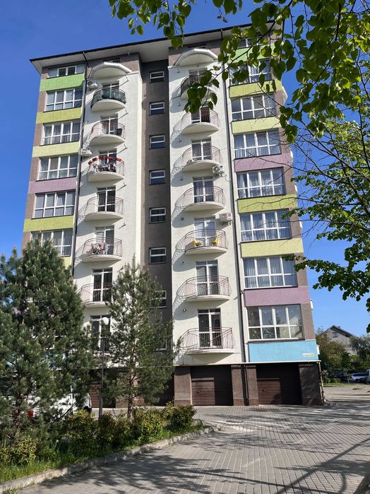 Велика 3 кімнатна квартира у Калиновій Слободі