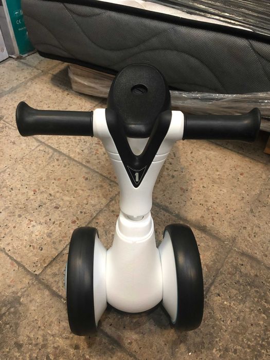 Bicicletas, trotinetas e carros a pedais para crianças