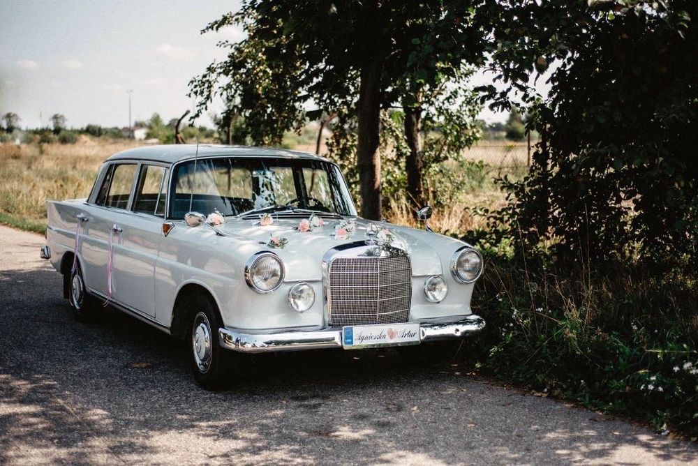 Samochód do ślubu piękny Mercedes Skrzydlak klasyk zabytkowa limuzyna