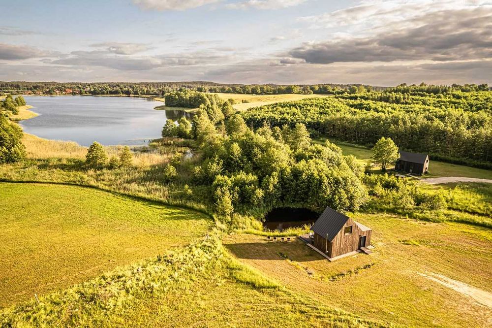 Między Olchami domek nad jeziorem