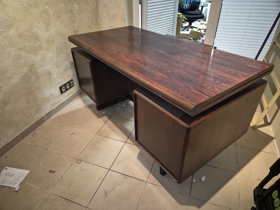 Masywne biurko z drewna litego