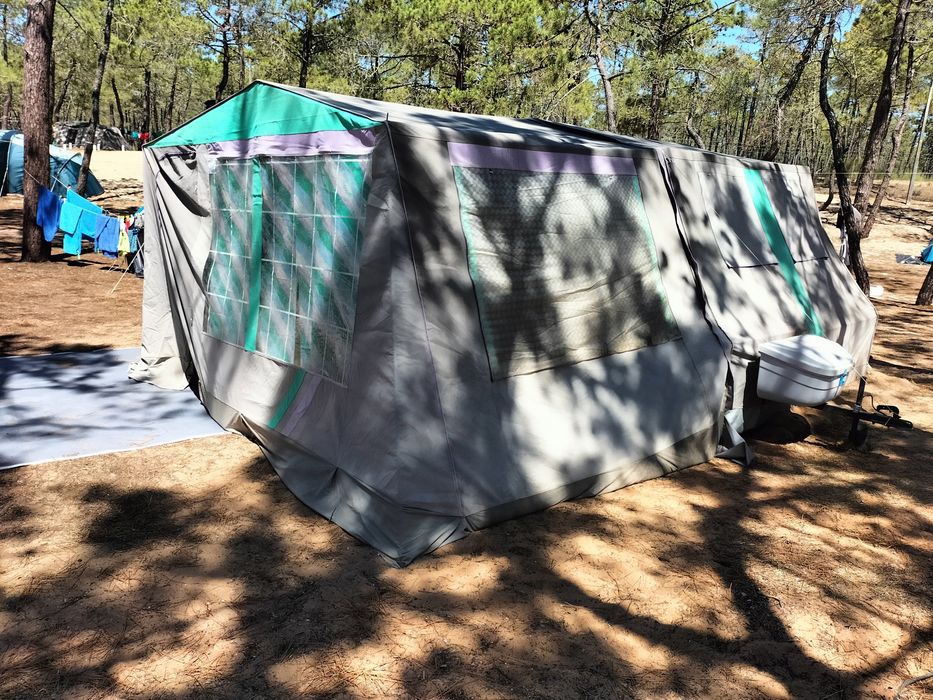 Atrelado tenda boas condições