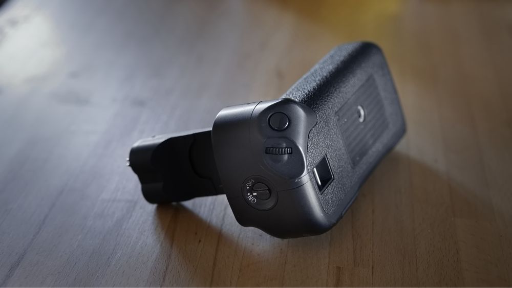 Vertical grip Canon bg-e2.