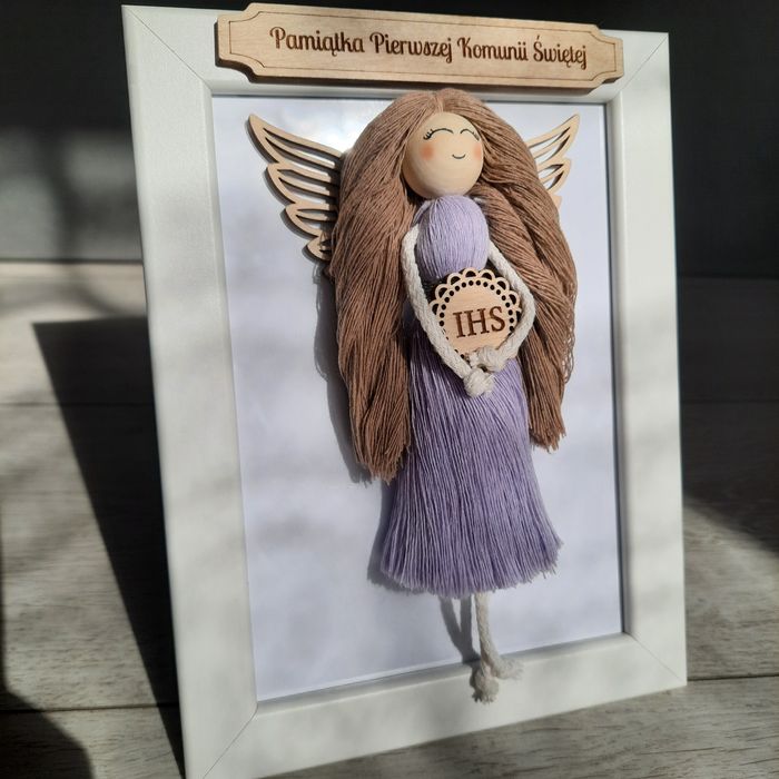 Pamiątka I Komunii Świętej, fioletowa, ciemne włosy
