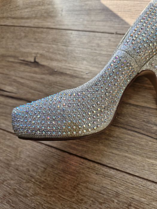 Błyszczące buty na obcasie