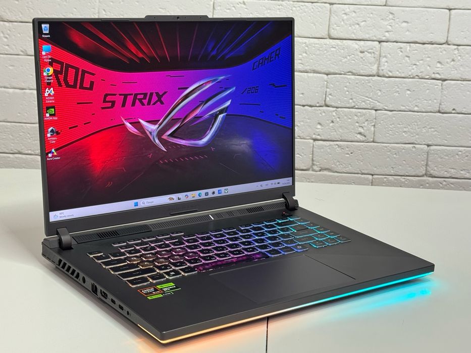 Asus Rog Strix G16/165Hz/Ryzen 9-8940HX/16 GB DDR5/1 TB SSD/RTX 5070