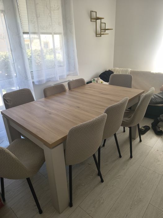 Stół rozkładany z 8 krzesłami