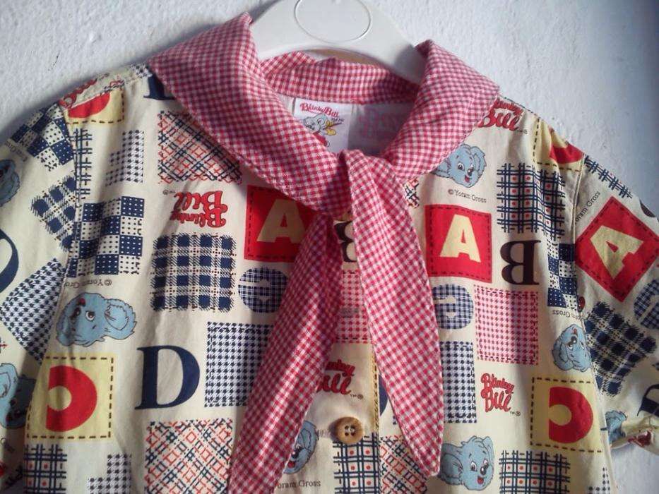 Vestido de menina com quadrados e letras gola com laço Tam:5/6 anos