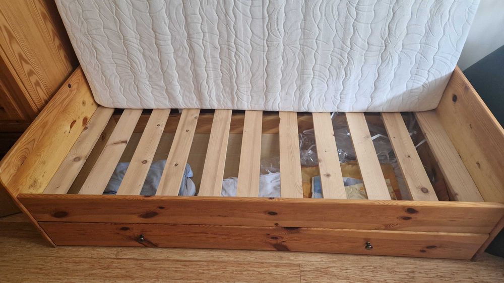 Łóżko sosnowe lite drewno z materacem i szufladą