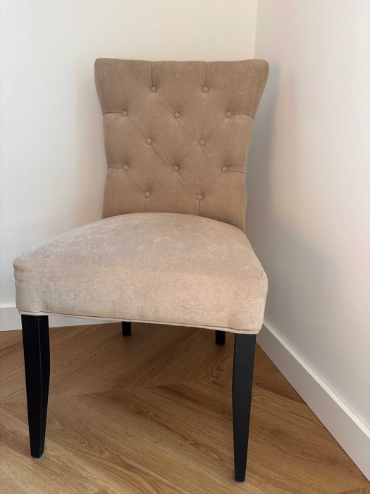 Krzesła pikowane do salonu