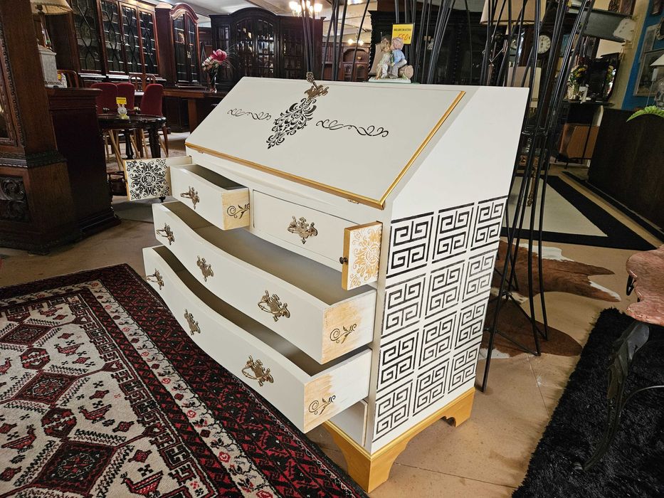 Escrivaninha restaurado de forma personalizada