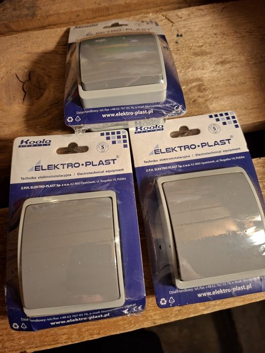Włącznik natynkowy, cena za 3 szt.