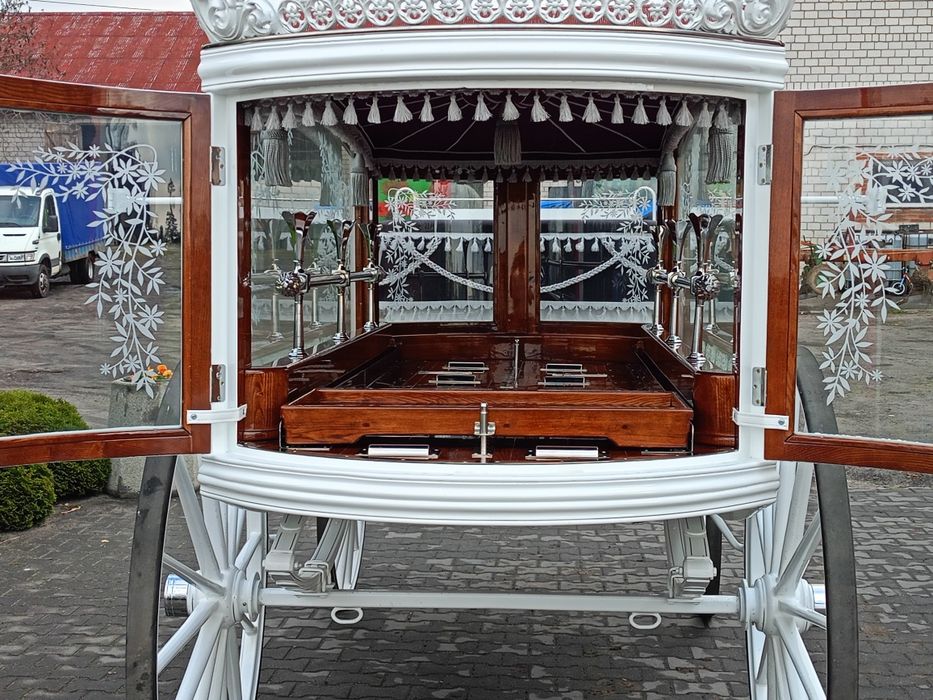 Biały karawan konny   . Cały kraj.