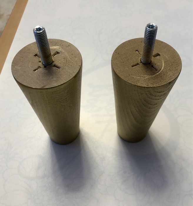 Złote drewniane nóżki do fotela