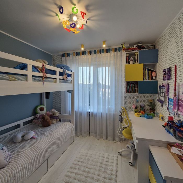 Продам трикімнатну квартиру на ремонтом