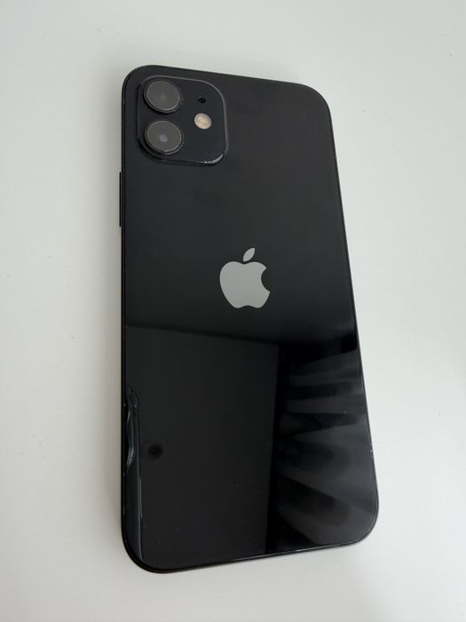 iPhone 12 com 128 gb em bom estado. existem pequenos arranhões.