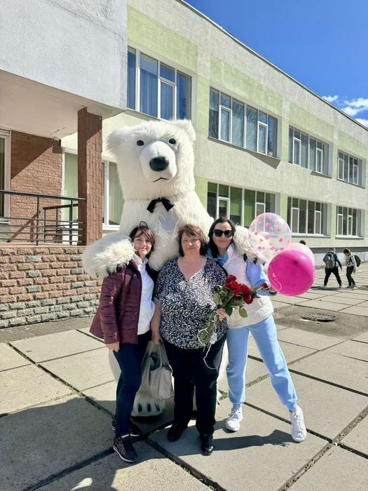 Веселий білий ведмідь та Пес Патрон привітати