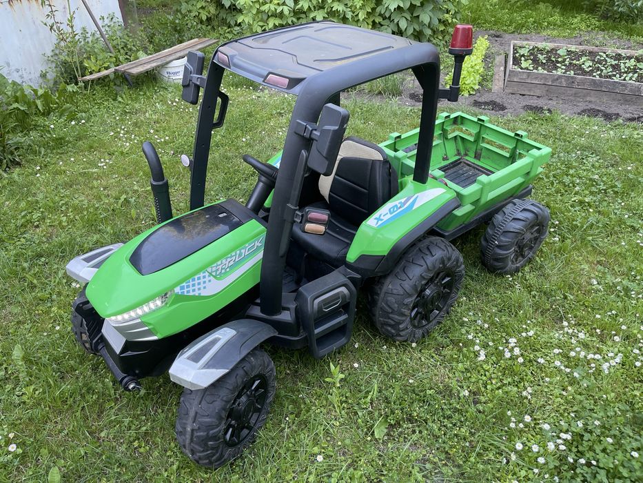 Traktor elektryczny dla dzieci z napedem 4x4 oraz przyczepką.