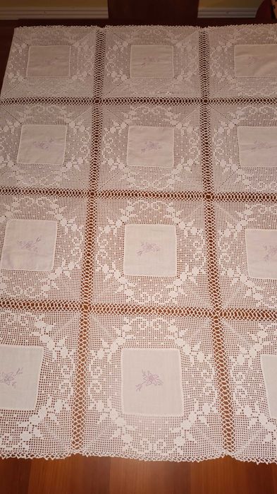 Toalha de mesa de linho, renda e bordados