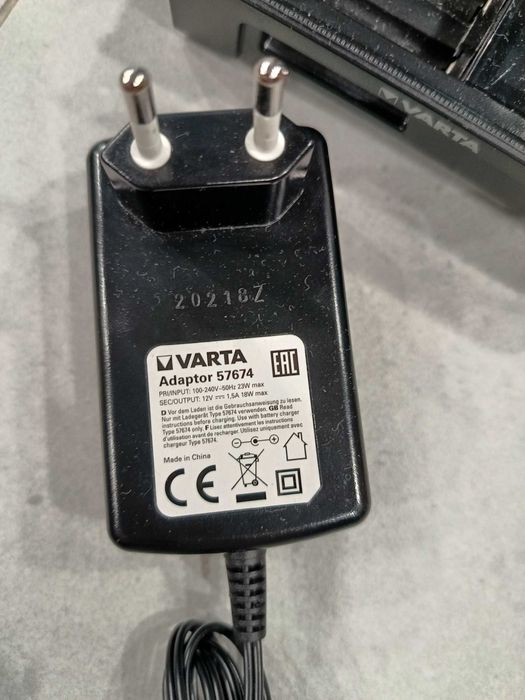 Ładowarka Varta do akumulatorków AA/AAA 4x LCD procesorowa