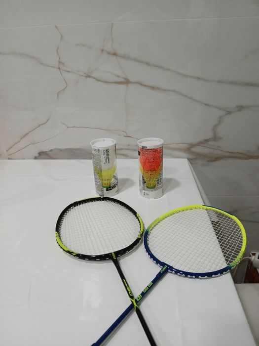 Vendo raquetes de badminton juntamente com 2 packs de 3 volantes
