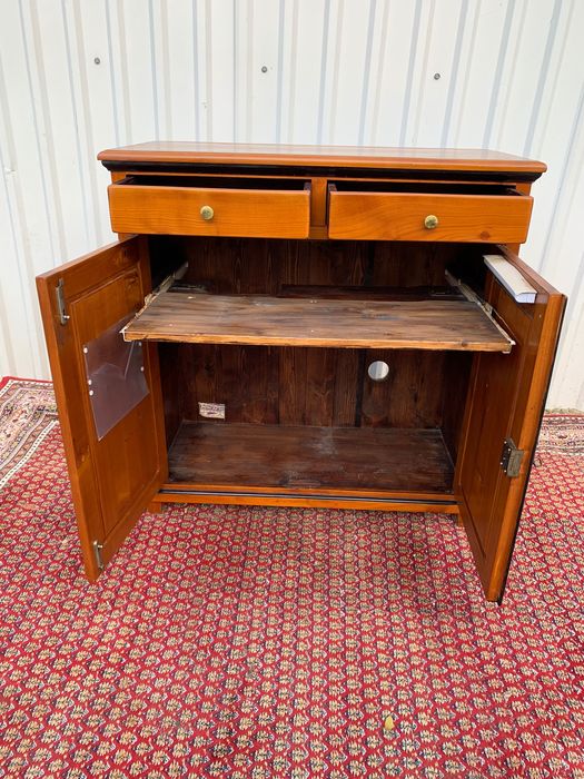 Mała ładna komoda .