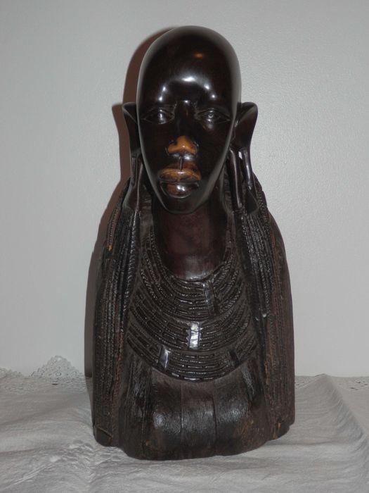Busto em ébano do Kenya