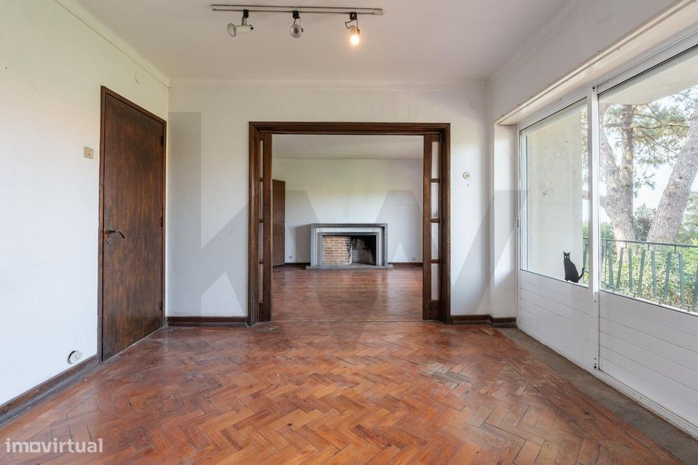 Moradia no Restelo para remodelação, com vista rio/mar, varandas espaç