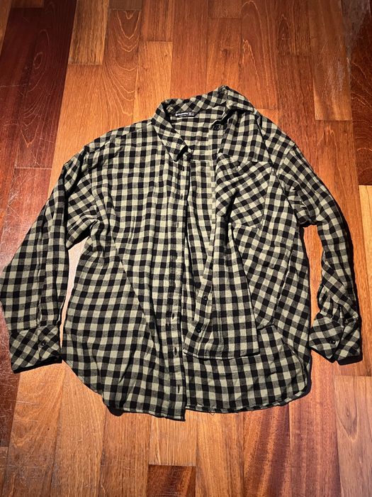 Camisa verde Stradivarius.