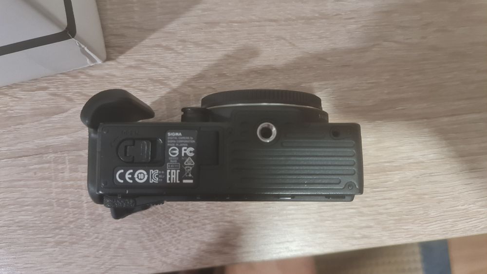 Sigma fp com 2 baterias + handgrip + hot shoe flash
