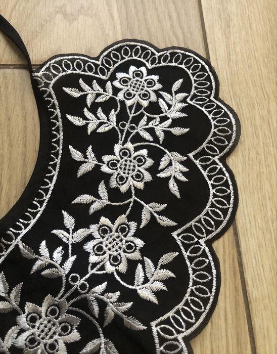 Czarny haftowany kołnierzyk