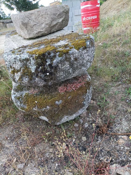 Mesas em pedra antiga