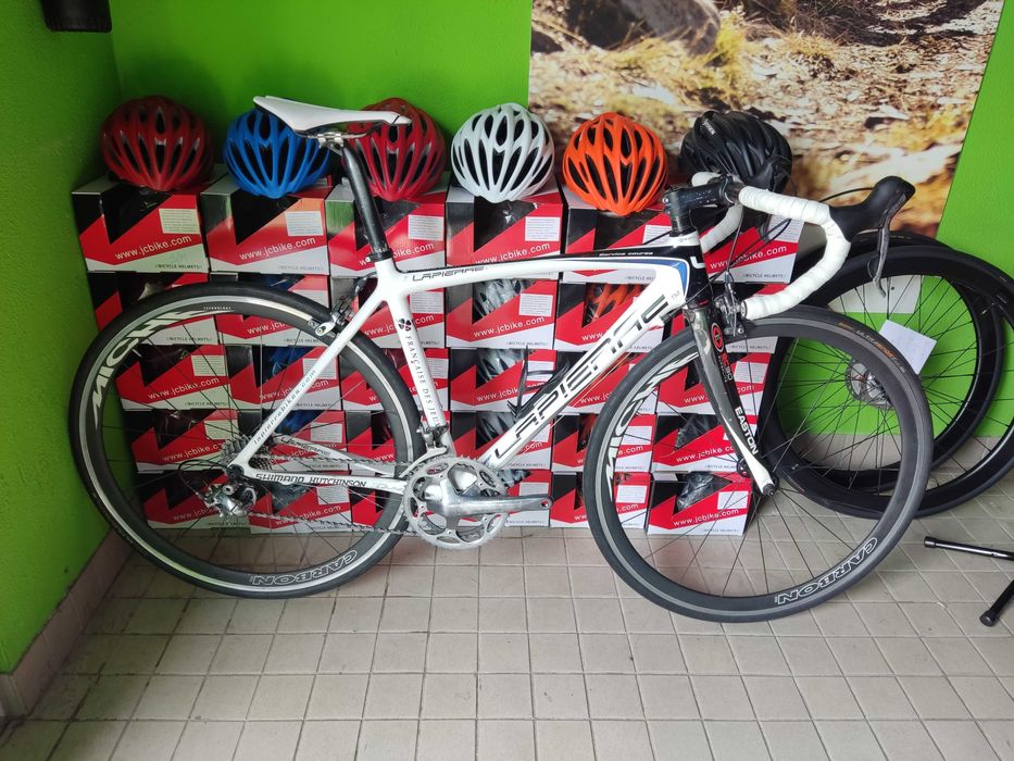 Lapirre de carbono com rodas carbono