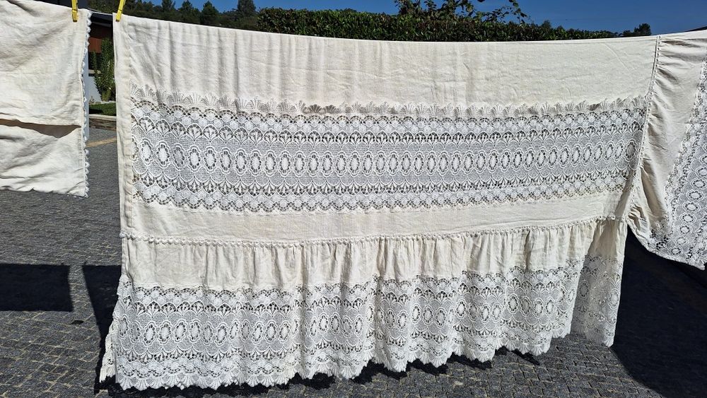 Vendo coberta de linho e renda