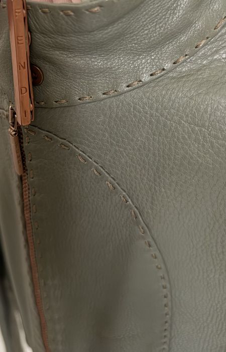 Кожаная оригинальная женская куртка Fendi