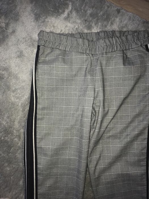 Spodnie joggery w kratkę