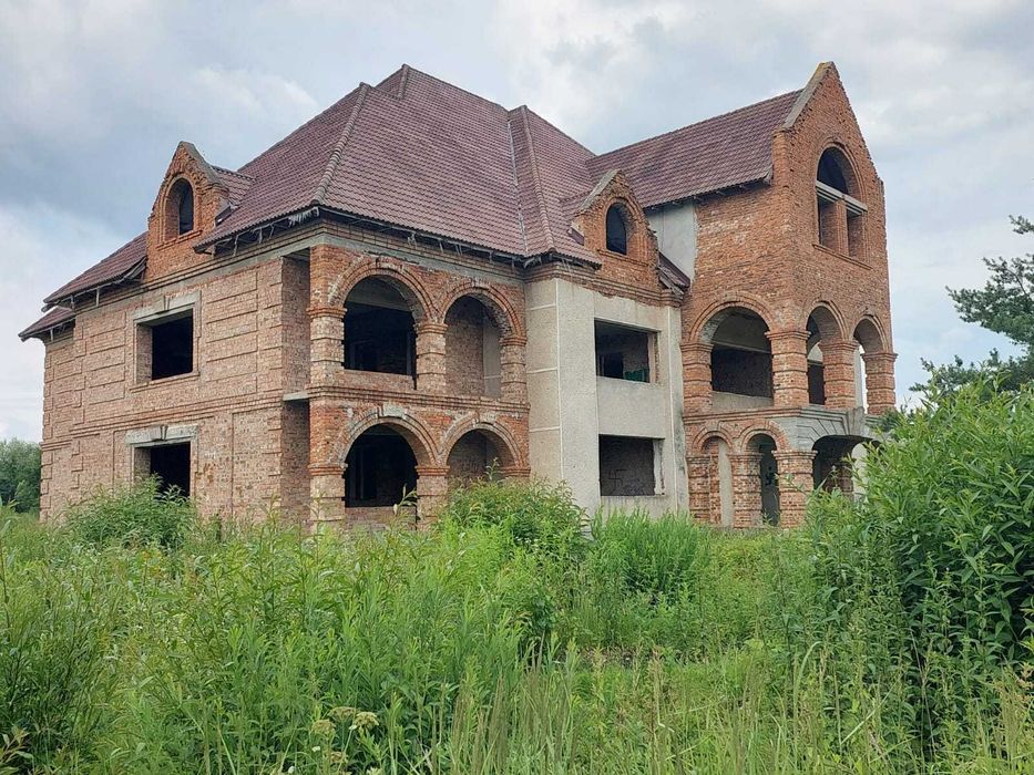 Продаж будинку в Богородчанах з великою ділянкою та 2-ма ставками.