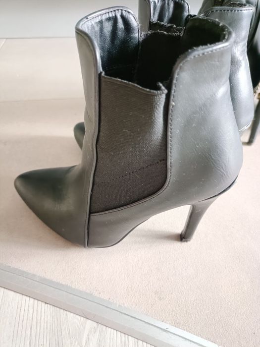 Eleganckie czarne skórzane botki