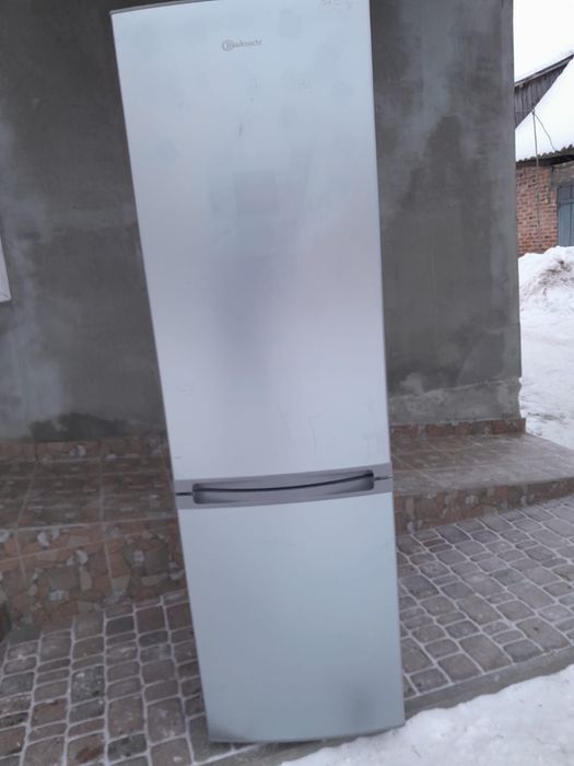 Хороший холодильник із морозильною камерою