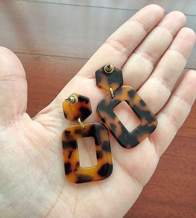 Brincos castanhos animal print H&M