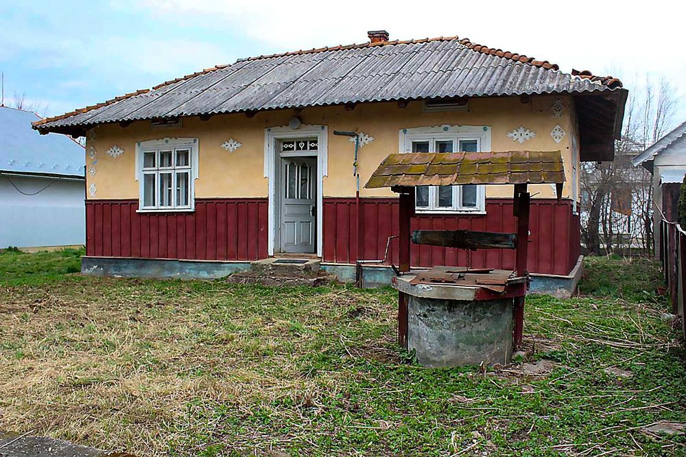 Продається будинок з ділянкою в селі Рожнів.